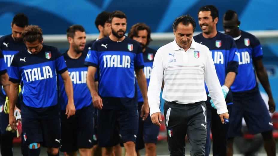 O técnico Cesare Prandelli comanda o treino da seleção italiana, na Arena Amazônia em Manaus