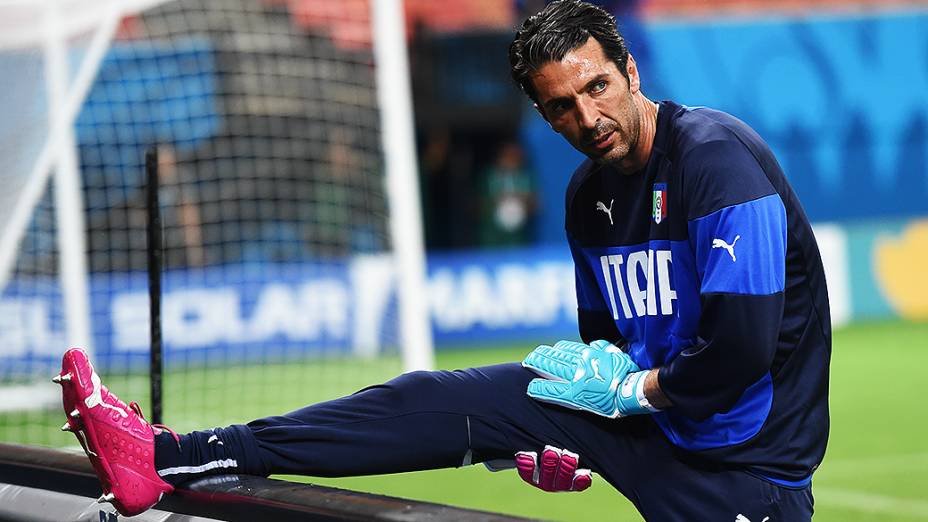 O goleiro Buffon faz alongamentos durante o treino da seleção italiana na Arena Amazônia, em Manaus