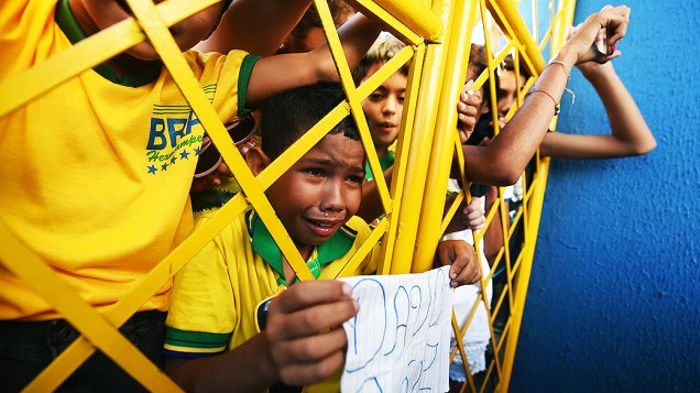 Menino segura uma folha com o nome de David Luiz durante o treino do Brasil no Castelão, em Fortaleza