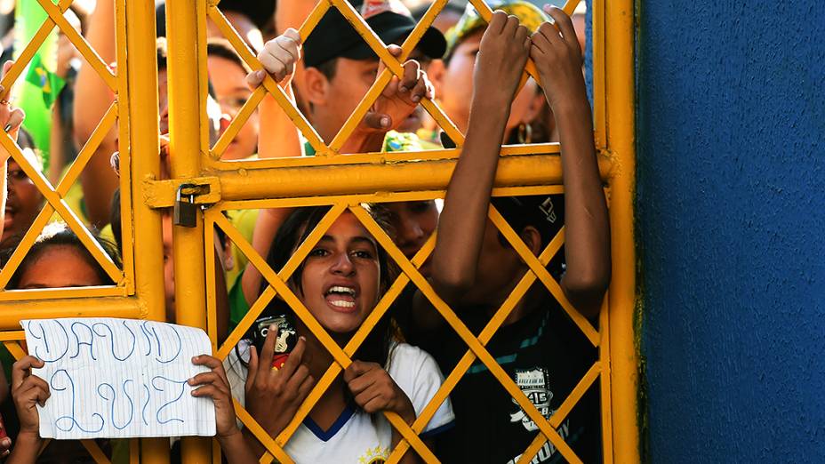 Torcedores se amontoam no portão da Arena Castelão durante o treino do Brasil, em Fortaleza