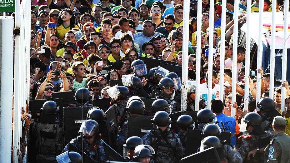 Polícia faz a segurança na Arena Castelão durante o treino do Brasil, em Fortaleza