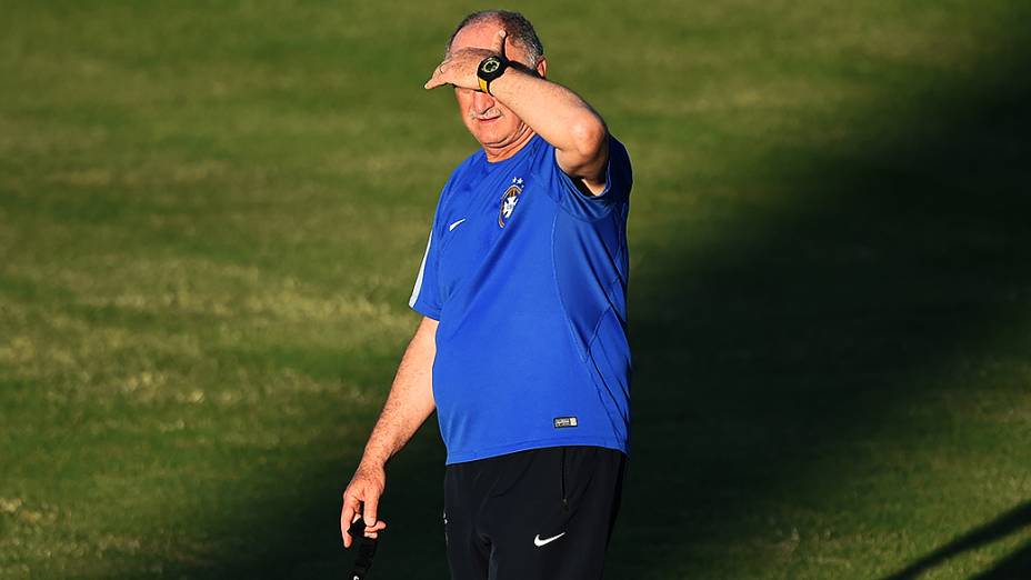 O técnico Luiz Felipe Scolari durante o treino da seleção brasileira, antes do jogo contra a Colômbia no Castelão, em Fortaleza