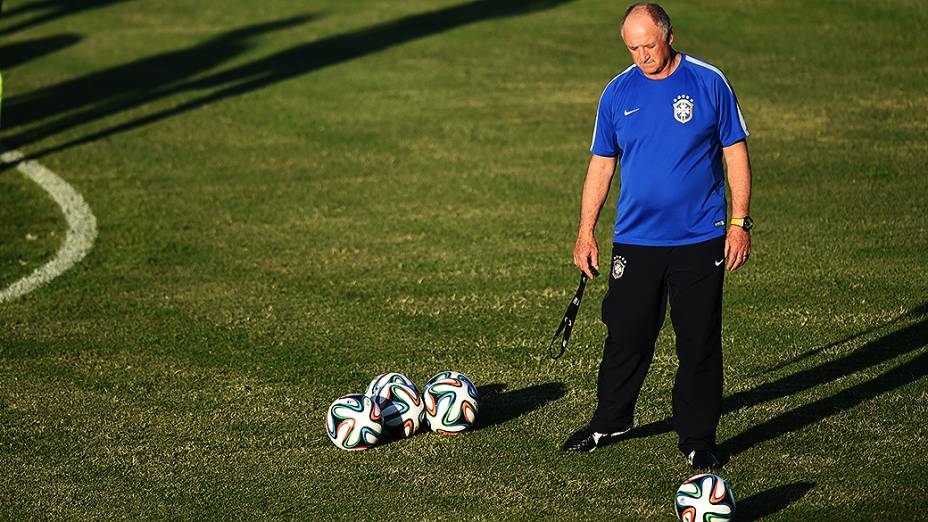 O técnico Luiz Felipe Scolari durante o treino da seleção brasileira, antes do jogo contra a Colômbia no Castelão, em Fortaleza