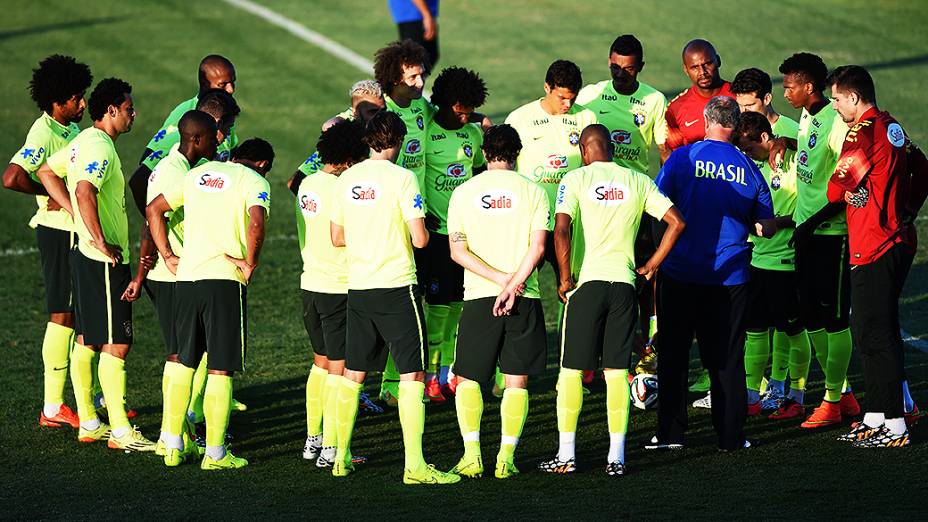 Jogadores da seleção brasileira se reúnem durante treino antes do jogo contra a Colômbia no Castelão, em Fortaleza