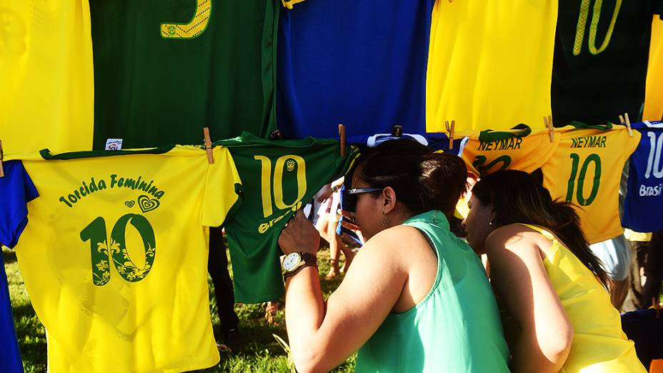 Torcedores lotam os entornos do Castelão durante o treino do Brasil, em Fortaleza