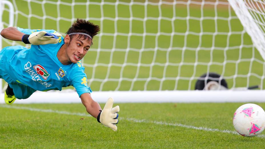 Neymar, durante treino da seleção olímpica de futebol no CT do Arsenal, em Saint Albans, ao norte de Londres