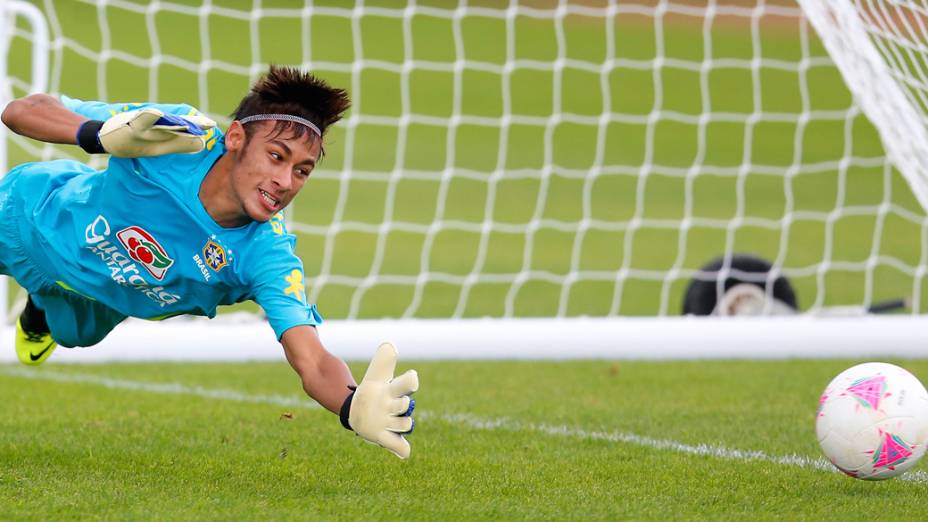 Neymar, durante treino da seleção olímpica de futebol no CT do Arsenal, em Saint Albans, ao norte de Londres