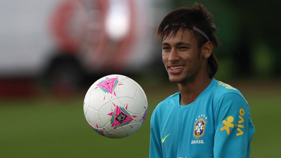 Neymar, durante treino da seleção olímpica de futebol no CT do Arsenal, em Saint Albans, ao norte de Londres