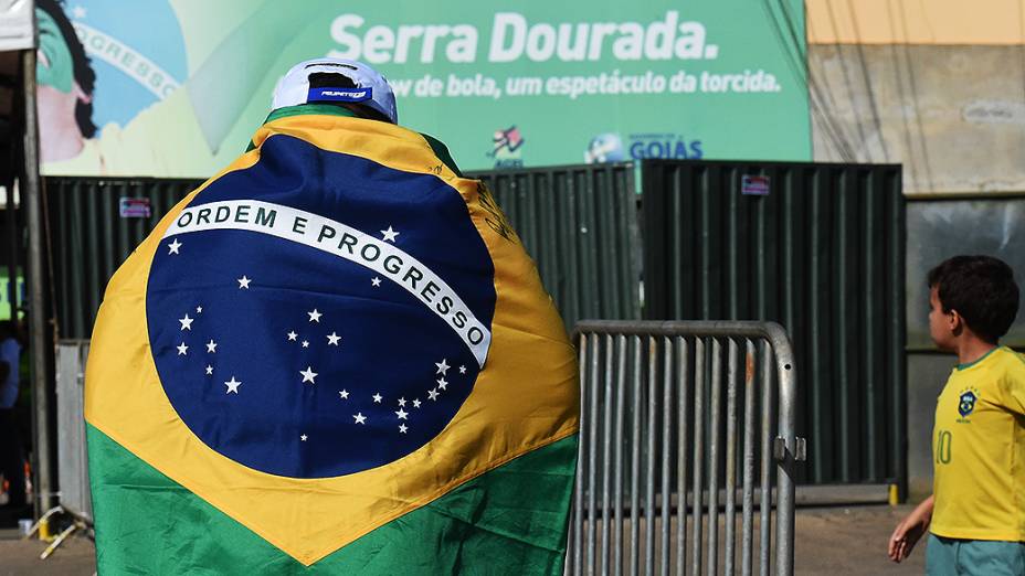 Torcedores acompanham o treino da seleção brasileira antes do amistoso contra o Panamá, em Goiânia
