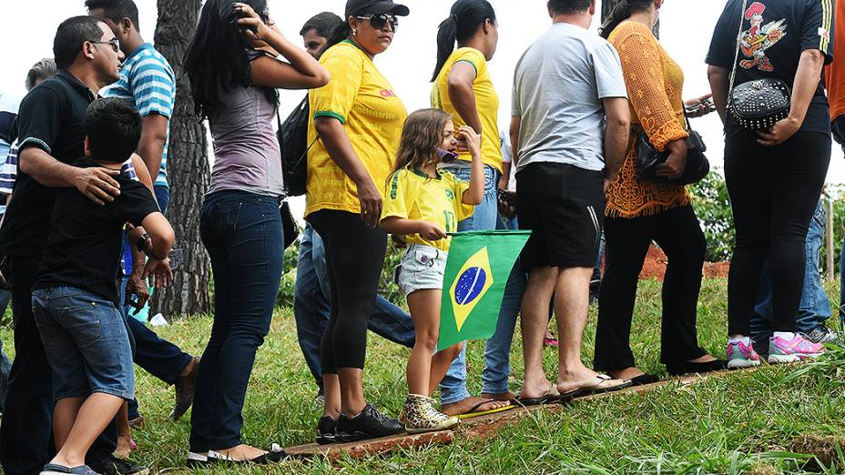 Torcedores acompanham o treino da seleção brasileira antes do amistoso contra o Panamá, em Goiânia