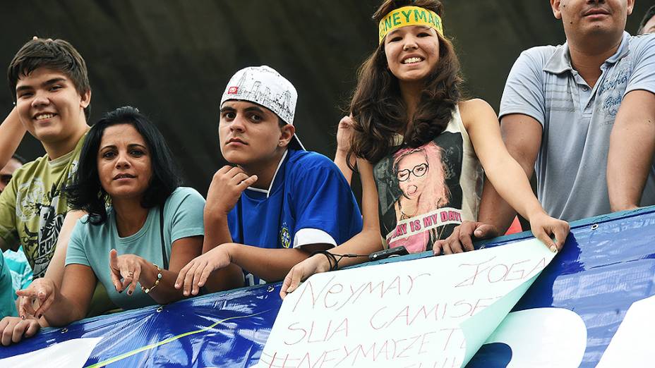 Torcedores acompanham o treino da seleção brasileira antes do amistoso contra o Panamá, em Goiânia