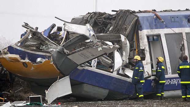 Horas depois do choque entre dois trens na Alemanha, equipes de resgate ainda procuravam vítimas