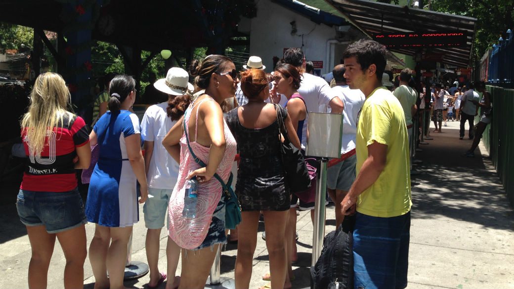 Fila para o trem do Corcovado no primeiro dia de 2014