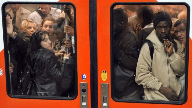 Em Paris, trem lotado durante dia em que as operações dos trens foram reduzidas devido a greve dos funcionários, que pedem aumento salarial