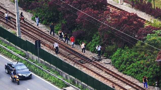 Passageiros caminham na linha do trem na altura da estação Pinheiros da linha 9 Esmeralda da CPTM (Companhia de Trens Metropolitanas), em São Paulo (SP), na manhã desta quarta-feira (12), devido a um problema técnico