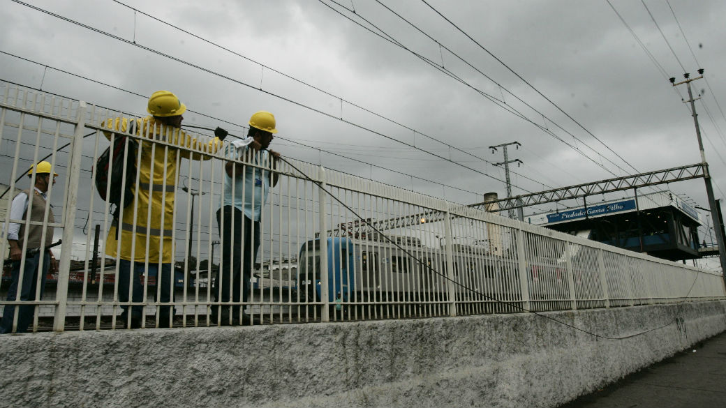 Funcionários da Supervia inspecionam a linha na estação Piedade, na zona norte do Rio