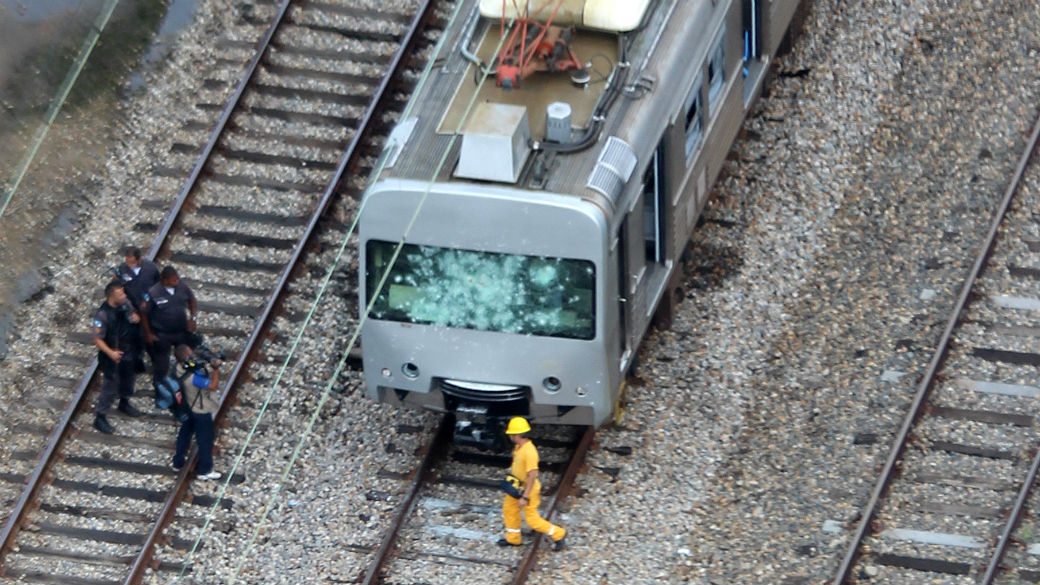 Trem da supervia depredado no Rio de Janeiro: passageiros ficaram revoltados com a interrupção do serviço