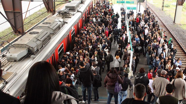 Passageiros enfrentam fila na linha 9-esmeralda da CPTM, após problemas na circulação dos trens na manhã desta quinta-feira