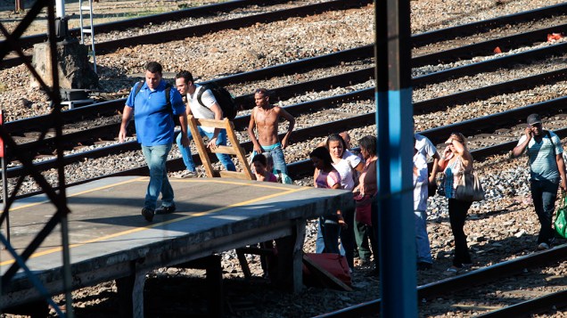 Trem descarrila na altura da estação de São Cristóvão, no Rio de Janeiro, RJ, na manhã desta quarta-feira (22)