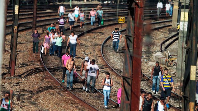 Trem descarrila na altura da estação de São Cristóvão, no Rio de Janeiro, RJ, na manhã desta quarta-feira (22)