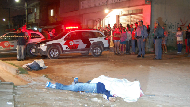 Três homens foram baleados em Guarulhos na noite de sábado; dois morreram no local