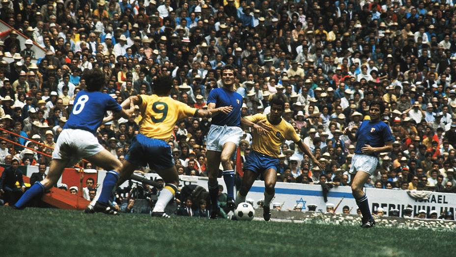 Jogadores da Itália seguram Tostão e Jairzinho durante a final da Copa de 1970, no Estádio Azteca, no México