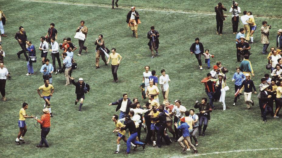 Torcedores agarram Tostão e Pelé durante a comemoração pela conquista do tricampeonato, na Copa de 1970, no México