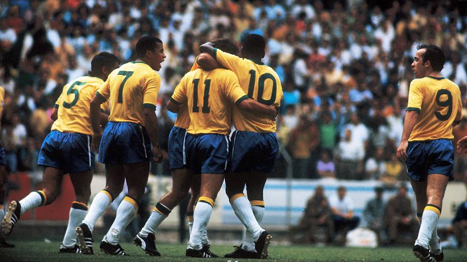 Jogadores da seleção brasileira comemorando gol contra a Checoslováquia, no Estádio Jalisco, na Copa do Mundo de 1970