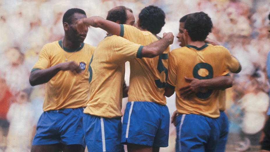 Jogadores da seleção brasileira comemoram gol contra o Uruguai, no Estádio Jalisco, durante a Copa do Mundo do México-1970