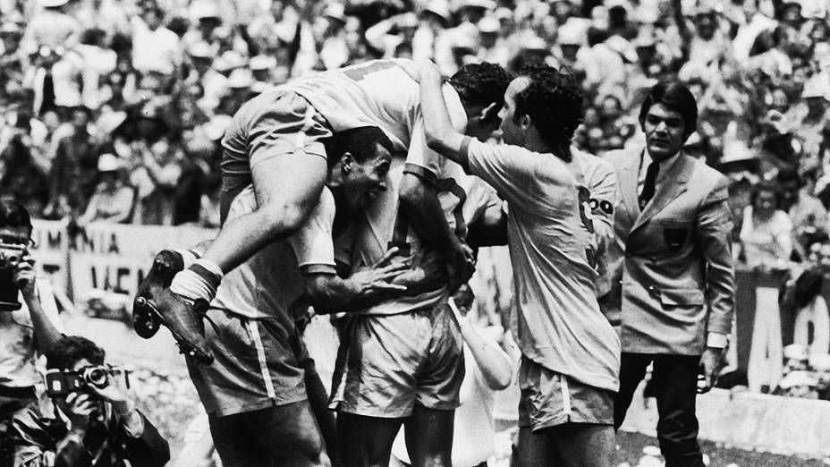 Jogadores da seleção brasileira festejam gol contra a Itália, na final da Copa do Mundo de 1970, no Estádio Azteca