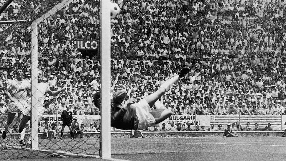Gordon Banks, da Inglaterra, defendendo uma cabeçada de Pelé; o lance, na Copa do México-1970, ficou conhecido como "a defesa do século"
