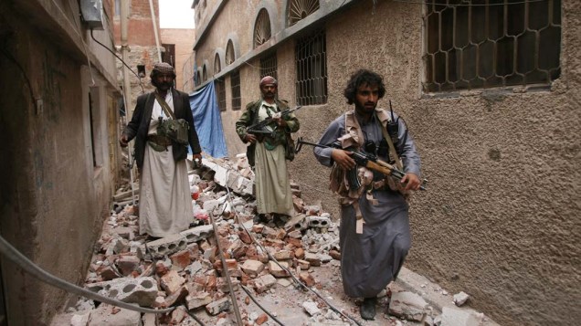 Soldados leais do líder tribal Sadiq al-Ahmar inspecionam o bairro de al-Hasaba, em Sanaa, Iêmen