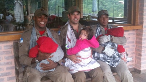 Bombeiros com os trigêmeos Rafael, Tiago e Valentina, salvos no Vale do Cuiabá: vitória
