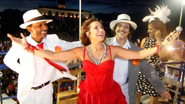 A cantora Daniela Mercury homenageou Jorge Amado, vestida de Dona Flor, em trio elétrico em Salvador, em 17/02/2012
