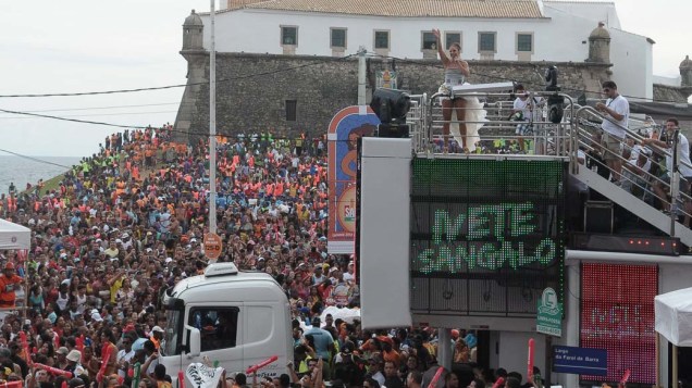 Ivete Sangalo no trio em Salvador, em 18/02/2012