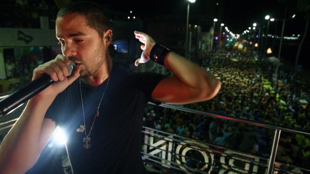 Levi da banda Jammil e uma noites durante show no trio em Salvador, em 16/02/2012