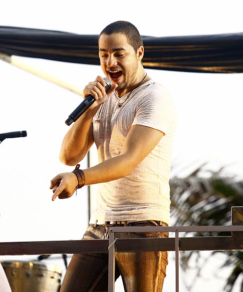 Levi da banda Jammil e uma noites durante show no trio em Salvador, em 18/02/2012