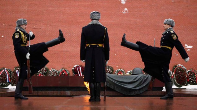 Troca de guardas diante do túmulo do soldado desconhecido no centro de Moscou, Rússia