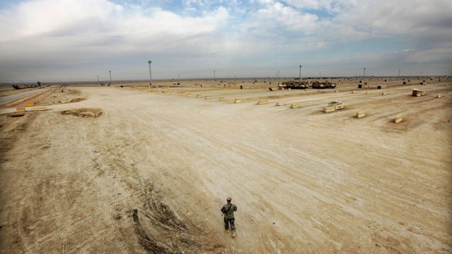 Soldado americano caminha por área deserta próxima ao antigo acampamento militar, agora conhecido como Base Imam Ali, no Iraque - 16/12/2011