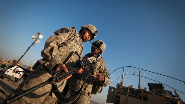 Soldados americanos preparam equipamentos e armas para atravessar o Kuwait e embarcar para os Estados Unidos, após o fim da guerra no Iraque - 18/12/2011