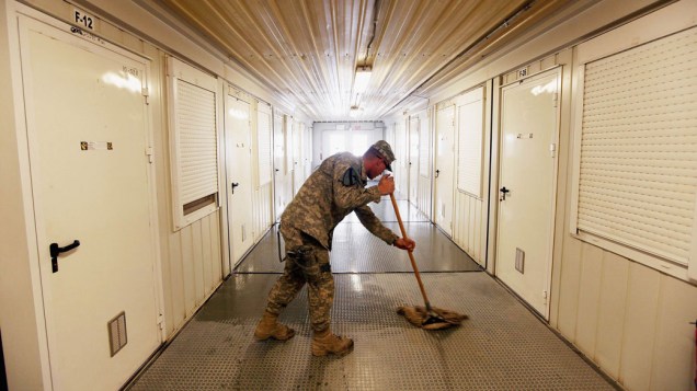 Soldado americano limpa alojamento antes do embarque para os Estados Unidos. Após nove anos de guerra, 4500 militares retornam para os Estados Unidos - 18/12/2011