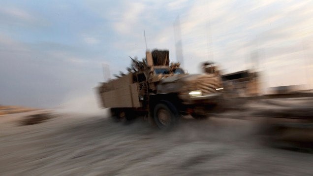 Comboio de veículos anti-minas atravessa o Iraque para o embarque rumo aos Estados Unidos - 18/12/2011