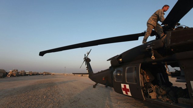 Militar prepara helicóptero médico, usado no suporte do último comboio americano no Iraque - 18/12/2011