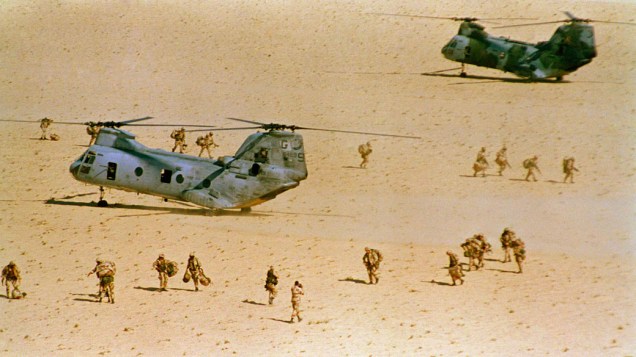 Helicópteros CH-46 desembarcam as tropas americanas no deserto durante o quarto dia da Operação Tempestade Iminente, durante a Guerra do Golfo