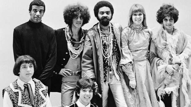 Jorge Ben, Caetano Veloso, Gilberto Gil, Rita Lee, Gal Costa, Sergio Dias e Arnaldo Batista na estréia do programa 