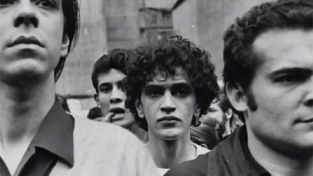 Caetano Veloso em cena do documentário Tropicália