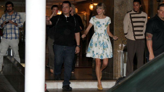 Taylor Swift sai do hotel para falar com fãs