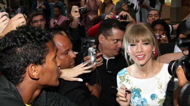Taylor Swift encara os fãs em Copacabana, em frente ao hotel, depois de uma entrevista coletiva