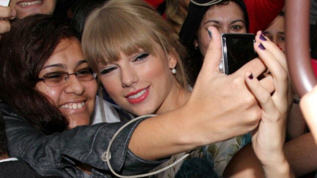 Taylor Swift posa com fã em Copacabana
