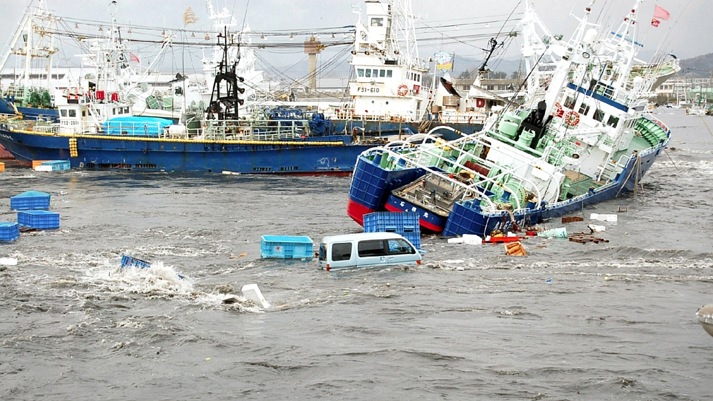 Tsunami avança sobre o porto de Onahama, na cidade japonesa de Iwaki